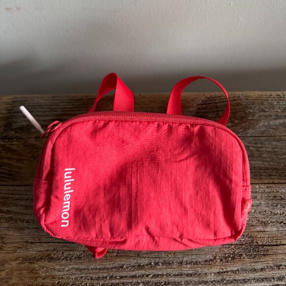 USED-Lululemon Mini Belt Bag - Pink Punch/Meadowsweet Pink - Picture 1 of 4